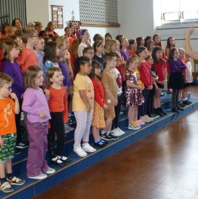 Choir performance at Handfuls of Harmony